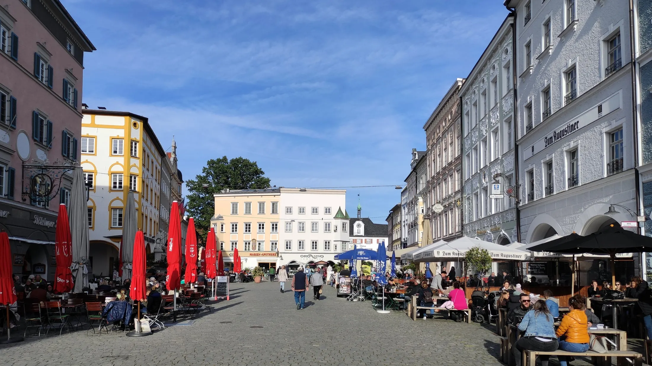 Max-Josefs-Platz in Rosenheim mit historischen Fassaden und Außengastronomie